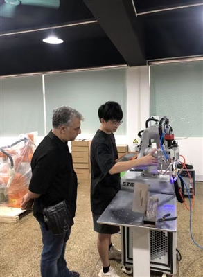 Warmly Welcome Customers To Learn How To Operate Robots